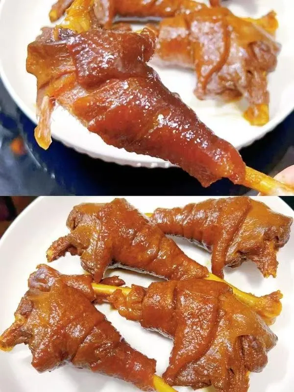 豉油鸡腿 粮食喂养的农家鸡，鸡肉紧实，不松散。过瘾。 用料 · 农家土鸡腿（粮食喂养）（4个） · 料酒（1小勺） · 老抽（1小勺） · 生抽（4小勺） ·